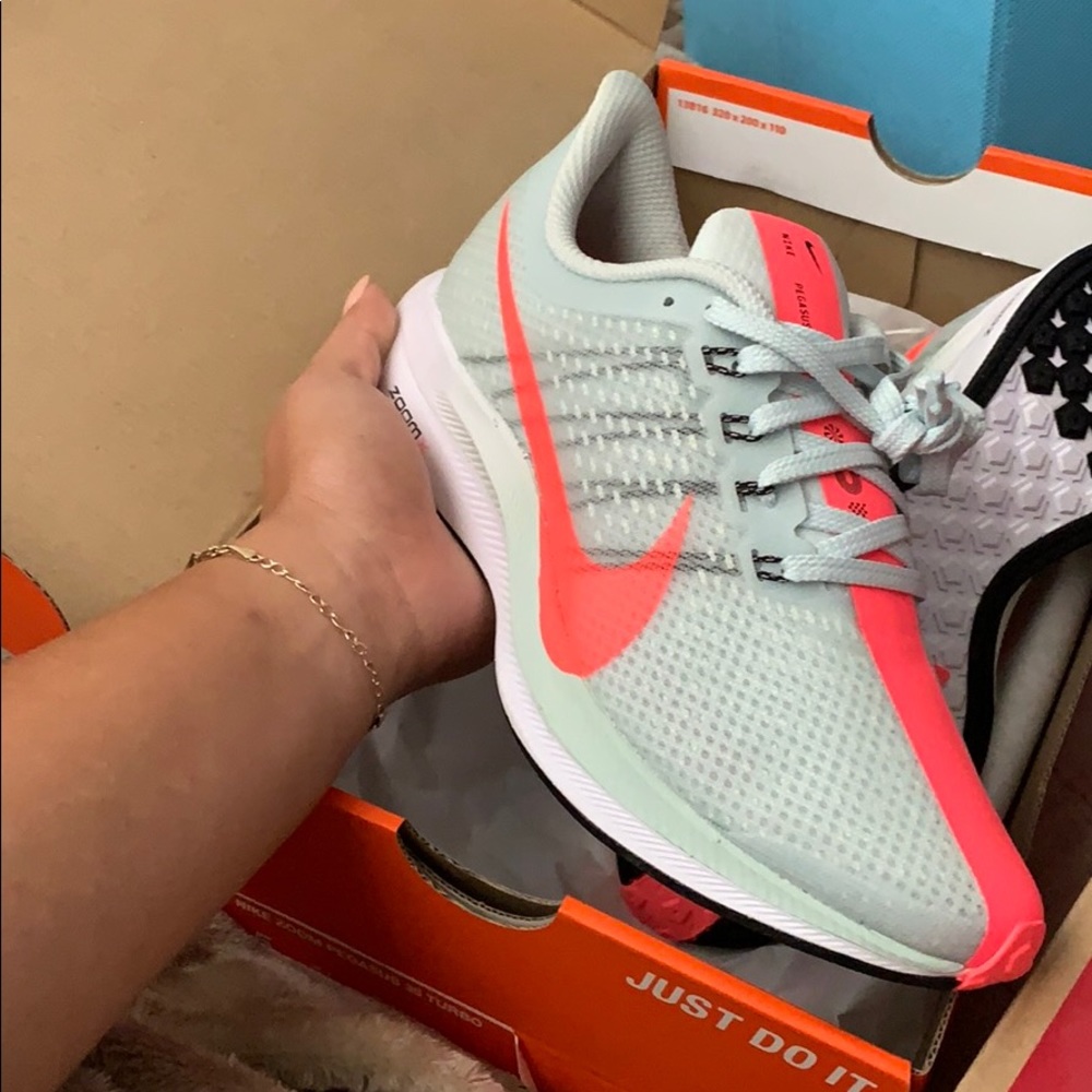 Nike’s - Picture 2 of 5